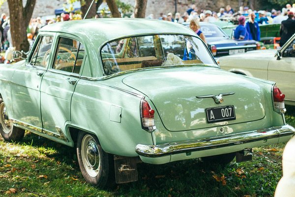 La femme minimaliste : icônes et looks inspirants